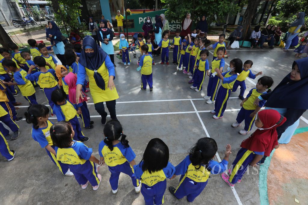 Anak-anak siswa PAUD Harapan Bunda bermain dan menari di RPTRA Pondok Kelapa Berseri, Jakarta Timur, Kamis (24/11/2022). Sekolah taman kanak-kanak dan pendidikan anak usia dini (PAUD) memanfaatkan RPTRA untuk kegiatan pembelajaran di luar kelas sebagai salah satu model pembelajaran. 