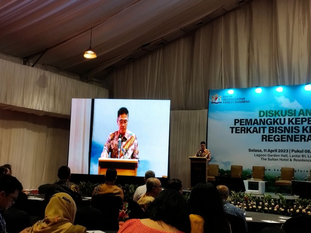 Direktorat Jenderal Pengelolaan Hutan Lestari Kementerian Lingkungan Hidup dan Kehutanan Agus Justiano memberikan sambutan dalam acara "Diskusi Antarpemangku Kepentingan Terkait Bisnis Kehutanan Regeneratif" yang diadakan oleh Kamar Dagang dan Industri Regenerative Forest Business Subhub (Kadin RFBSH), di Jakarta, Selasa (11/4/2023).