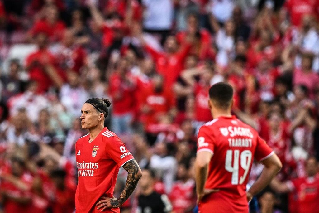 Reaksi penyerang asal Uruguay, Darwin Nunez (kiri), saat pertandingan Liga Portugal antara Benfica dan Porto di Stadion Luz, Lisabon, Portugal, Sabtu (7/5/2022). Nunez akan memperkuat Liverpool mulai musim 2022/2023 hingga kontraknya berakhir pada 30 Juni 2027. 