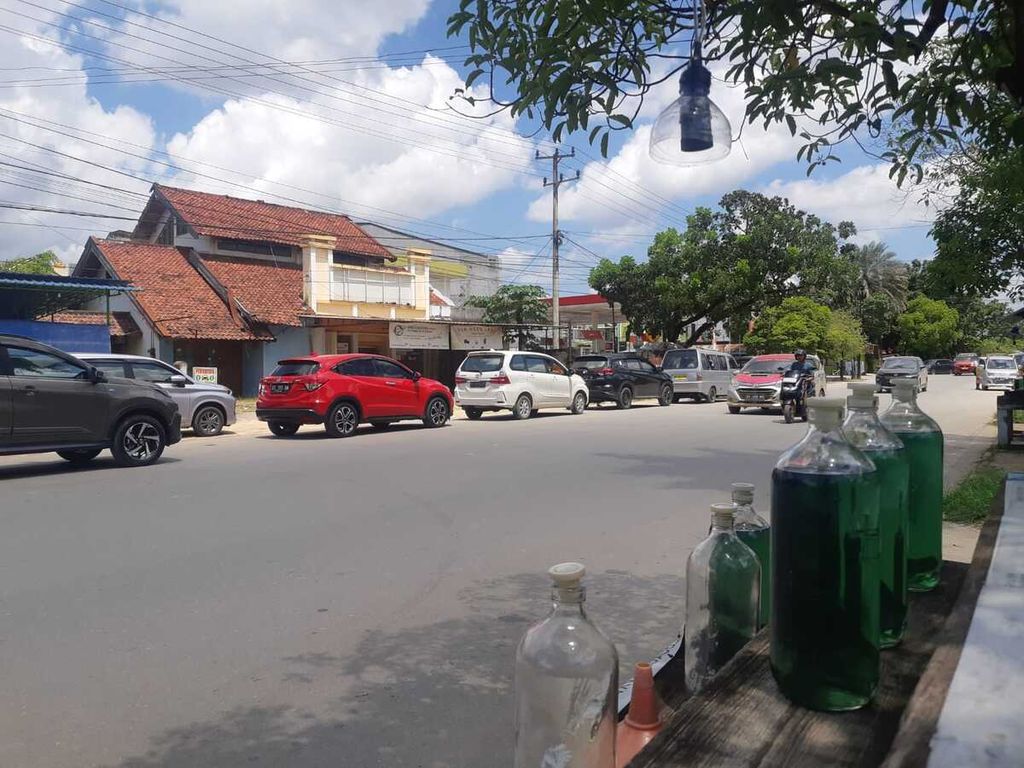 Antrean kendaraan yang ingin membeli pertalite terjadi di sejumlah SPBU di Kendari, Sulawesi Tenggara, Selasa (5/4/2022). Sejak awal April terjadi kenaikan 38 kilo liter di Kendair dan sekitarnya. Meski begitu, Pertamina memastikan stok pertalite aman dan menyarankan masyarakat untuk tidak panik.