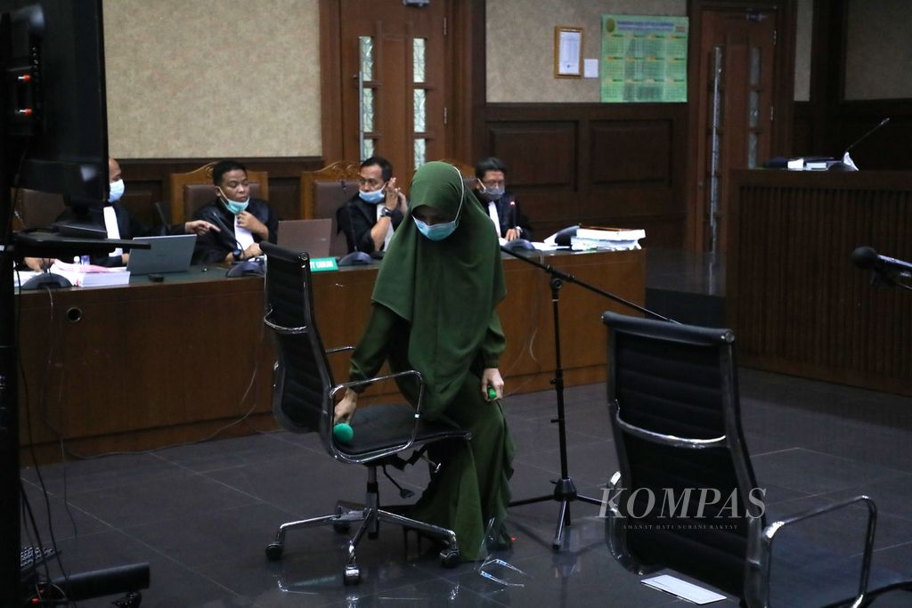 Pinangki Sirna Malasari dalam persidangan dengan agenda pemeriksaan terdakwa di Pengadilan Tindak Pidana Korupsi Jakarta, 6 Januari 2021. 