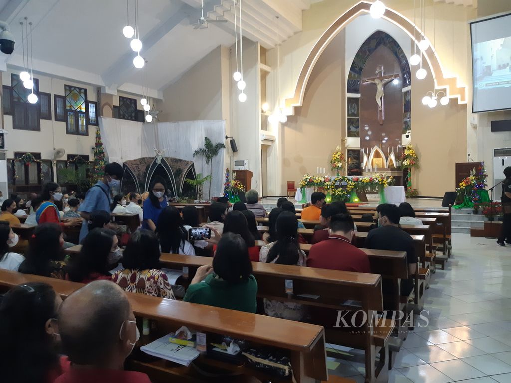 Hundreds of congregations attended Christmas Eve Mass at the Mother Mary Parish Church, Cirebon City, West Java, Saturday (24/12/2022).