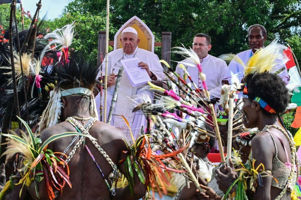 Paus Fransiskus menghadiri pertemuan dengan umat Katolik Keuskupan Vanimo di depan Katedral Salib Suci di Vanimo, Papua Niugini, Minggu (8/9/2024).