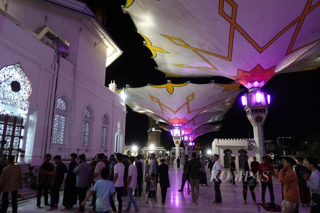 Jemaah memasuki Masjid Raya Baiturrahman Banda Aceh, Nanggroe Aceh Darussalam, Rabu (29/3/2023) malam. 