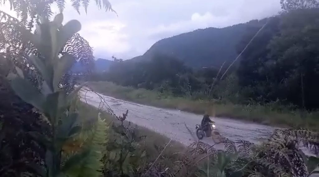 Tangkapan layar video amatir yang diduga aksi penembakan dari KKB terhadap Komandan Rayon Militer 1703-04/Aradide Letnan Dua (Inf) Otto Sugalrey. Korban ditemukan gugur di daerah Pasir Putih, Distrik Aradide, Kabupaten Paniai, Papua Tengah, Kamis (11/4/2024).