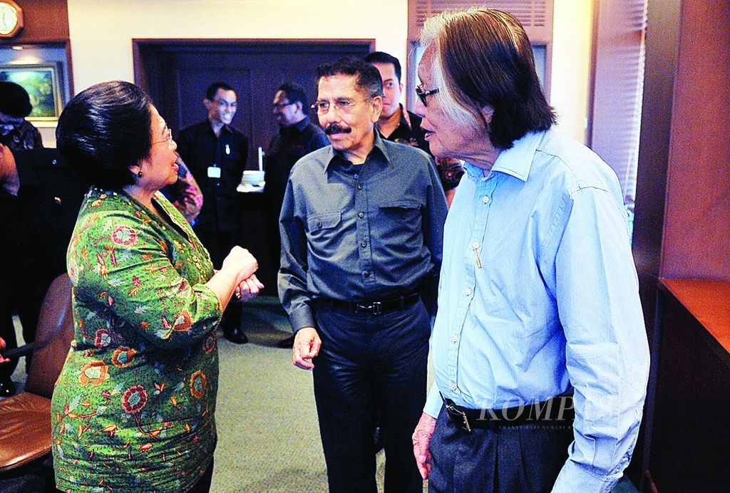 Ketua Umum PDI-P Megawati Soekarnoputri berbincang bersama Pemimpin Umum <i>Kompas</i> Jakob Oetama dan wartawan senior<i> Kompas</i>, August Parengkuan, saat berkunjung ke Redaksi <i>Kompas</i> di Jakarta, Rabu (4/4/2012). Dalam kunjungan tersebut, Megawati didampingi Sekjen PDI-P Tjahjo Kumolo dan sejumlah pengurus partai.