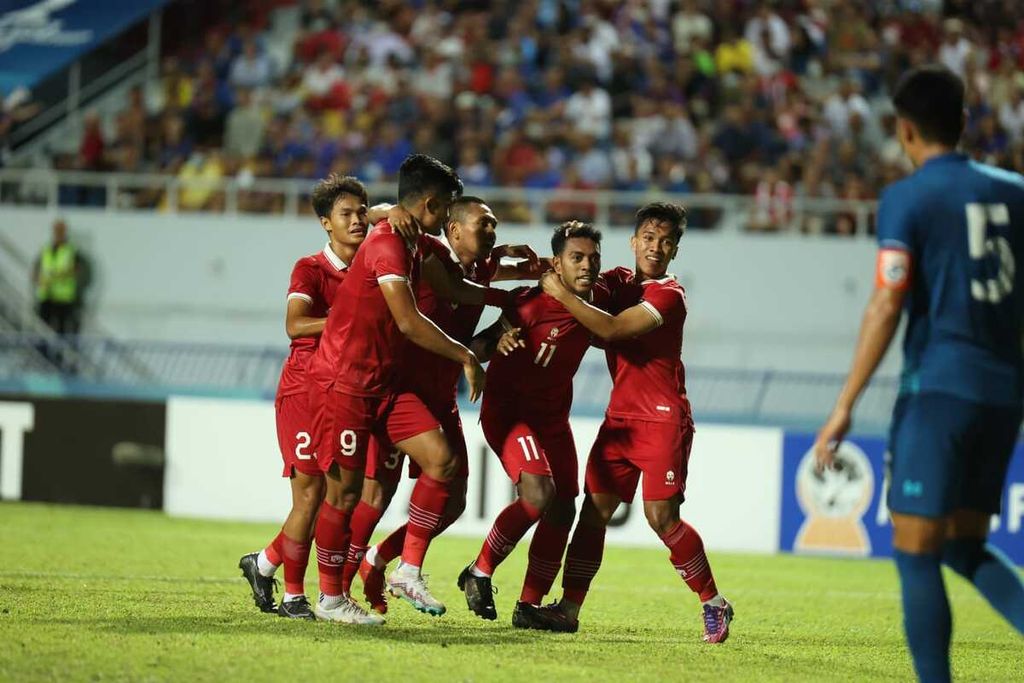 Para pemain Indonesia merayakan gol yang dicetak Jeam Kelly Sroyer (kedua kanan) ke gawang tuan rumah Thailand pada semifinal Piala AFF U-23 2023 di Stadion Rayong, Rayong, Thailand, Kamis (24/8/2023) malam. Indonesia menang, 3-1, dan akan bertemu Vietnam di babak final.