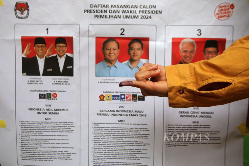 Warga menunjukkan jari yang telah dicelup tinta seusai memberikan suara pada Pemilu 2024 di TPS 27 Kelurahan Lengkong Gudang Timur, Serpong, Tangerang Selatan, Banten, Rabu (14/2/2024). 
