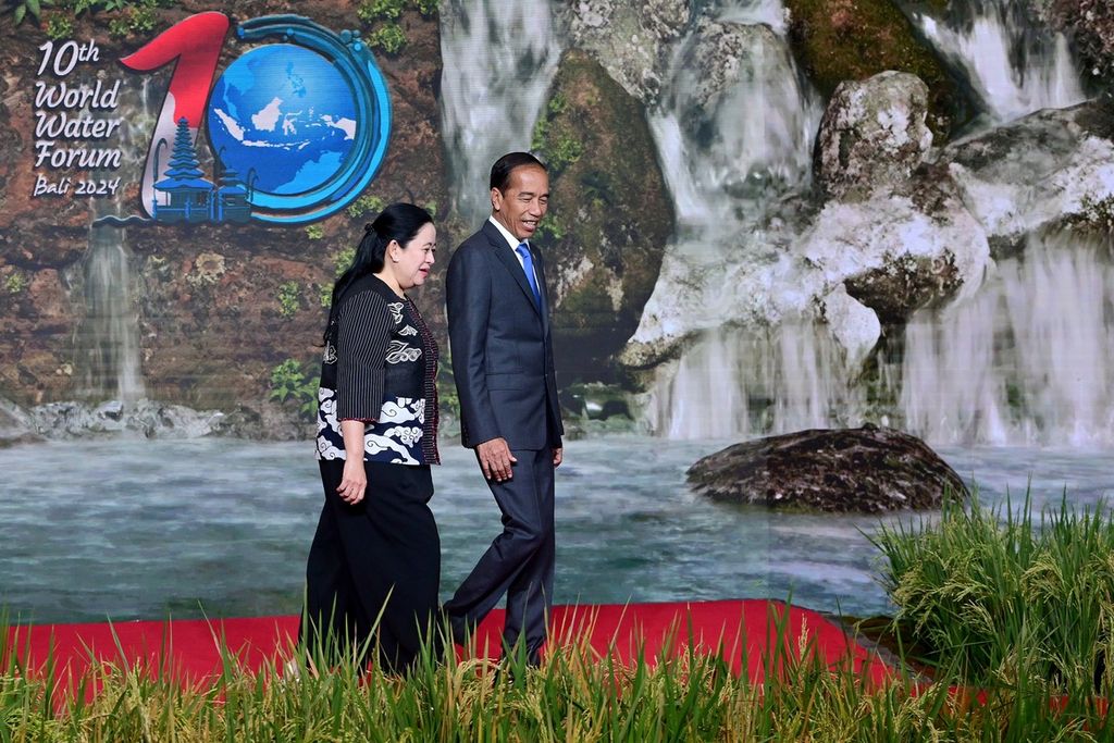 Presiden Joko Widodo (kanan) berjalan beriringan dengan Ketua Dewan Perwakilan Rakyat Puan Maharani (kiri) sebelum pembukaan Forum Air Sedunia ke-10 di Bali, Senin (19/5/2024).