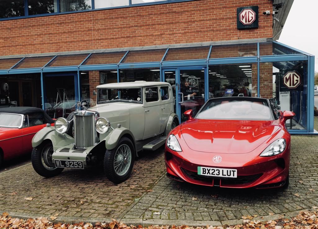 MG Cyberster (kanan) adalah mobil listrik berbentuk <i>roadster </i>dengan desain futuristik dari MG Motor.
