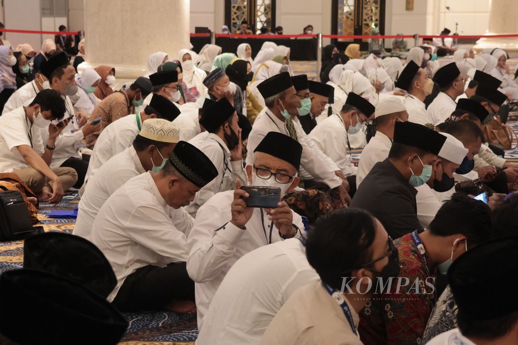 Jemaah mengikuti peringatan Isra Miraj Nabi Muhammad SAW kenegaraan 2023 di Masjid Raya Sheikh Zayed, Surakarta, Selasa (28/2/2023).