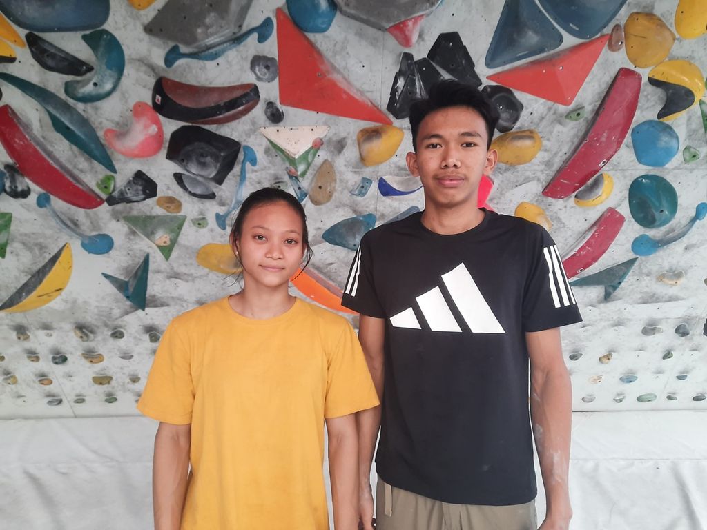 Sukma Lintang Cahyani (18) dan Rizky Syahrafli Simatupang (18), dua atlet nasional yunior panjat tebing, berpose seusai berlatih di Hotel Santika Premiere Kota Harapan Indah, Bekasi, Jawa Barat, Kamis (12/1/2023). Mereka fokus berlatih pada nomor <i>lead.</i>