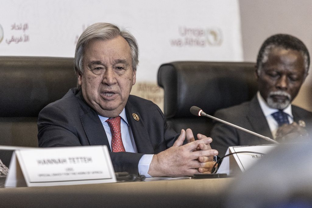 Sekretaris Jenderal PBB Antonio Guterres berbicara pada sejumlah kepala negara dan kepala pemerintahan yang hadir dalam KTT Uni Afrika di Addis Ababa, Etiopia, Sabtu (18/2/2023). Guterres mendesak para pemimpin Afrika untuk terus memperjuangkan perdamaian dan kesejahteraan warganya.  