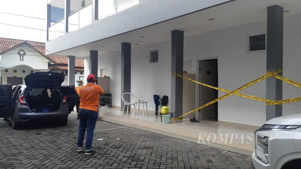 Jajaran Polresta Banyumas menggeledah kamar salah satu <i>guest house </i>di Karangwangkal, Purwokerto Utara, Kabupaten Banyumas, Jawa Tengah, Sabtu (27/4/2024). Lokasi itu menjadi tempat penangkapan terduga pelaku penembakan terhadap juru parkir Hotel Braga. 
