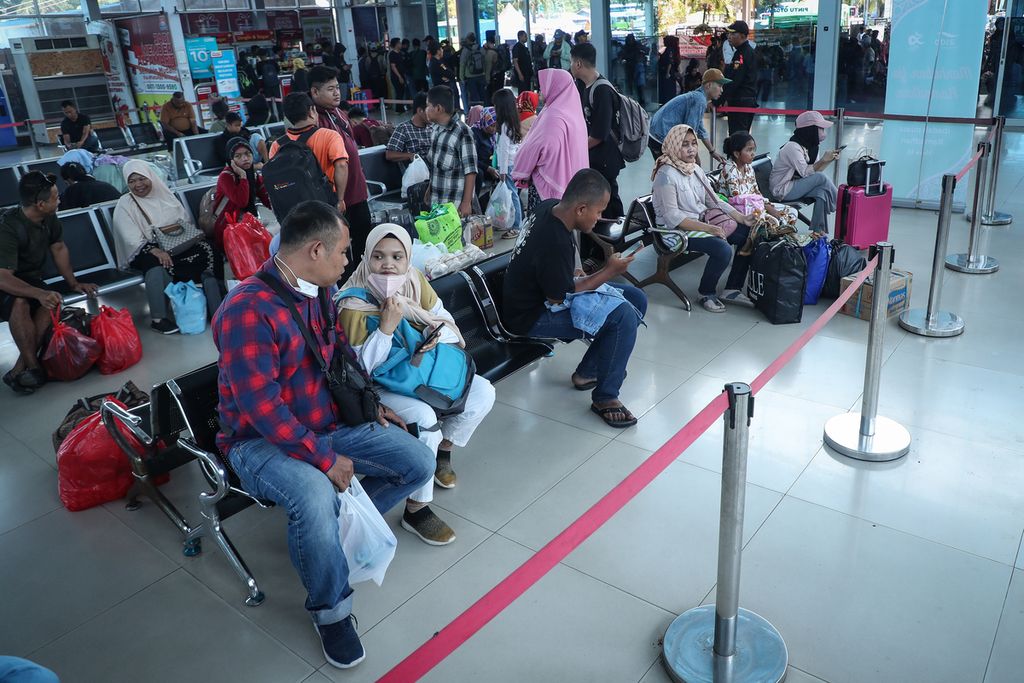 Pemudik menunggu jam keberangkatan feri di Pelabuhan Bakauheni, Lampung, Rabu (26/4/2023). Pada perkiraan puncak arus balik gelombang pertama, sebanyak 123.232 orang menyeberang dari Pulau Sumatera menuju Pulau Jawa. 
