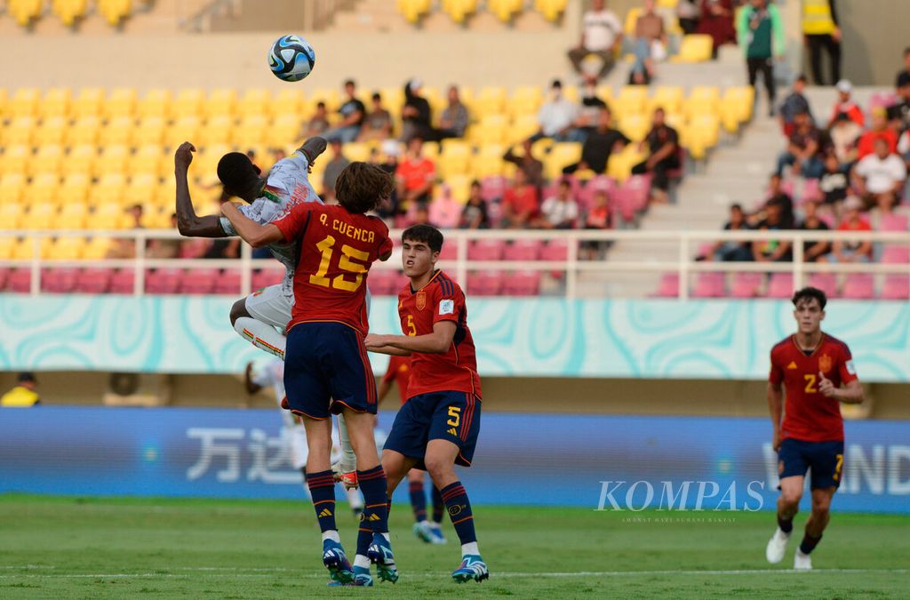 Pemain Spanyol, Andres Cuenca, menahan serangan pemain depan Mali, Mamadou Doumbia, pada laga Piala Dunia U-17 2023 di Stadion Manahan, Kota Surakarta, Senin (13/11/2023).
