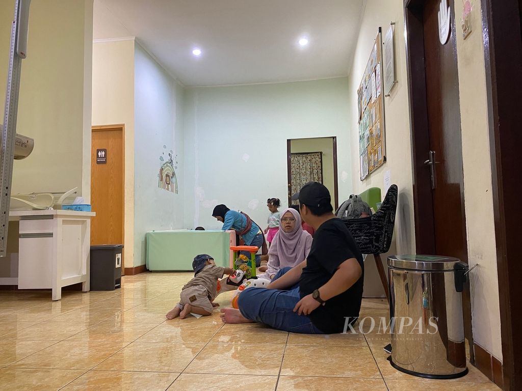 Suasana di ruang tunggu klinik Markas Sehat di kawasan Pondok Labu, Jakarta Selatan. Klinik di bawah Yayasan Orang Tua Peduli ini menghimpun dokter-dokter yang menjunjung praktik <i>rational use of medicine</i> atau penggunaan obat yang rasional, termasuk obat antibiotik.