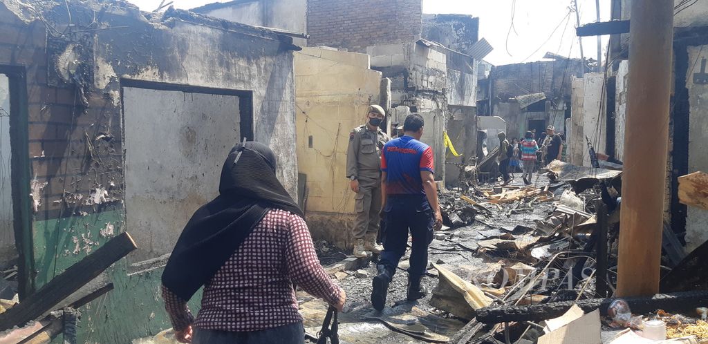  Suasana permukiman warga yang terbakar di Jalan Cikini Kramat RT 004 RW 001 Kelurahan Pegangsaan, Kecamatan Menteng, Jakarta Pusat, Selasa (27/9/2022) siang. Sekitar 21 rumah dan toko ludes dilalap si jago merah pada dini hari. Lapak produksi bubur jadi sumber kebakaran.