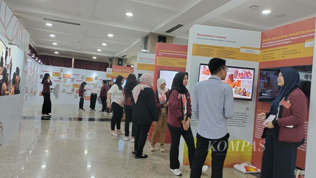 Suasana pameran proyek sosial penerima Beasiswa Indonesia Maju (BIM) non-gelar untuk persiapan kuliah ke luar negeri di acara Gelar Karya BIM di Jakarta, Rabu (1/11/2023). 