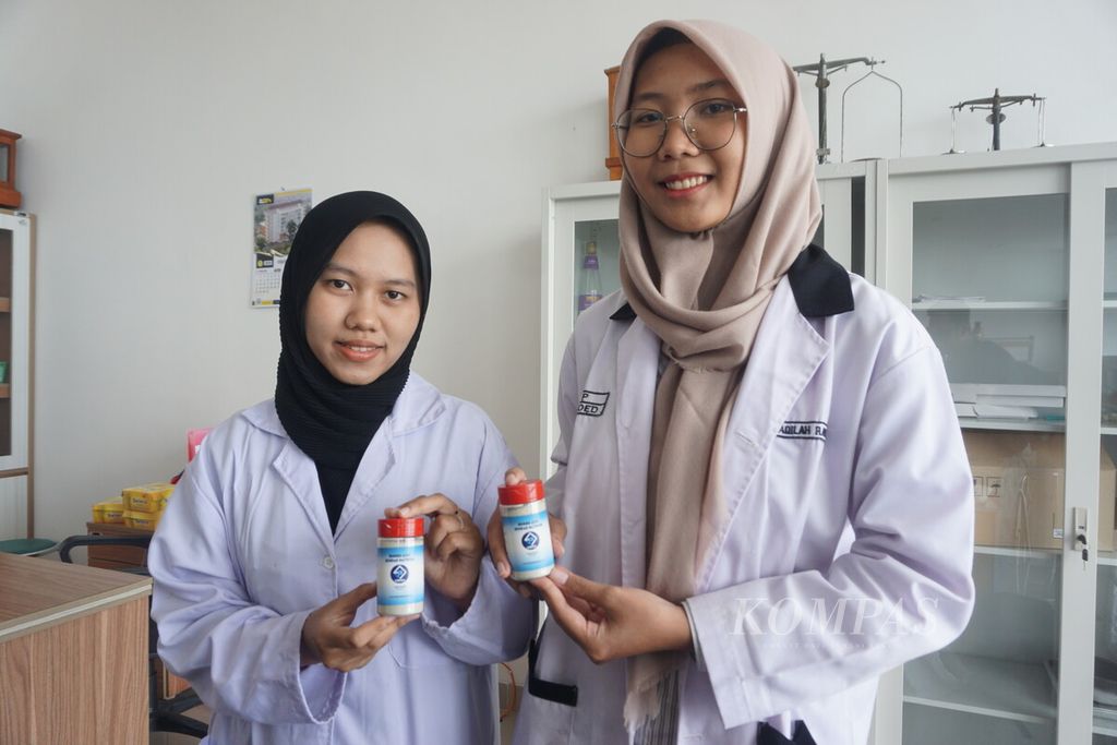 Mahasiswa Universitas Jenderal Soedirman menunjukkan garam rendah natrium yang dapat mencegah darah tinggi di Purwokerto, Banyumas, Jawa Tengah, Rabu (21/2/2024). 