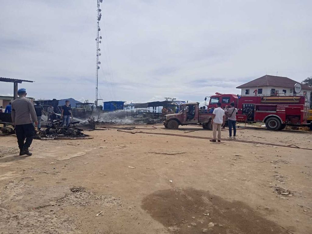 Petugas mengamankan lokasi bentrok akibat sengketa lahan di Puncak 2000, Kecamatan Tigapanah, Kabupaten Karo, Selasa (17/5/2022). Bentrok antara masyarakat dan perusahaan itu memakan tiga korban luka dari masyarakat dan satu korban luka dari perusahaan.