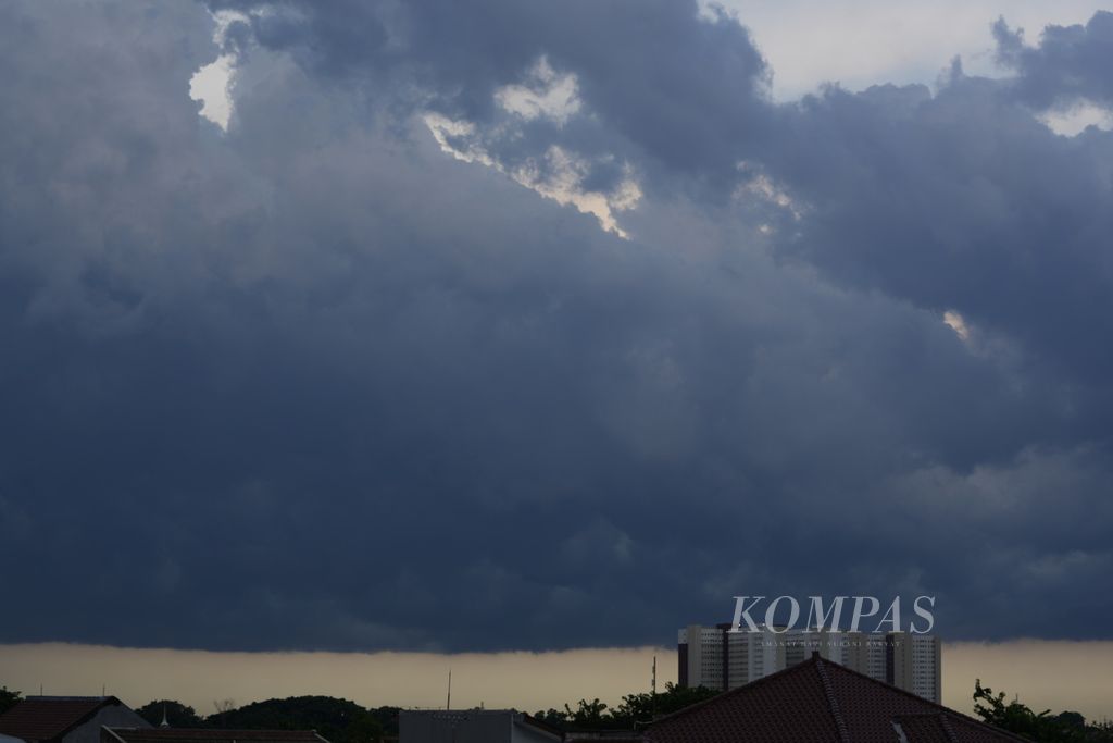 Overcast loomed in Bekasi, West Java, on Saturday (13/1/2024). During the January 2024 period, there were several atmospheric dynamic phenomena that could trigger the potential for extreme weather in some areas of Indonesia. Hydro-meteorological disasters are predicted to still dominate in 2024.