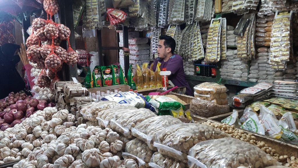Pedagang bawang saat menunggu pembeli di Pasar Induk Kramat Jati, Jakarta Timur, Rabu (12/4/2022).