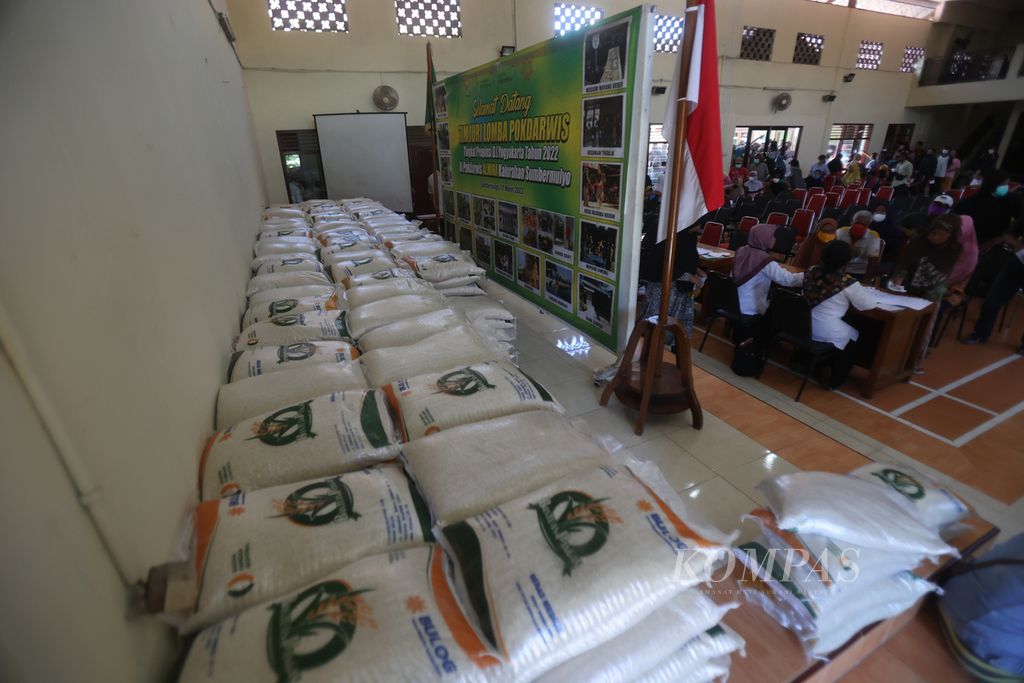 Warga mengambil beras Bantuan Pangan di Kantor Desa Sumbermulyo, Bambanglipuro, Bantul, DI Yogyakarta, Rabu (12/4/2023).