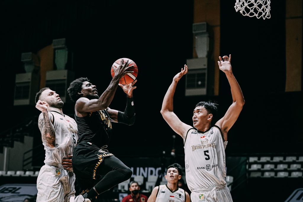 <i>Guard </i>NSH Mountain Gold Timika Shavar Newkirk (jersei hitam) kembali tampil impresif saat mengantar timnya menang atas DNA Bima Perkasa Jogja 71-59 di Hall Basket Senayan, Jakarta, Jumat (4/3/2022). Newkirk menghasilkan 29 poin dan 9 <i>rebound</i>.