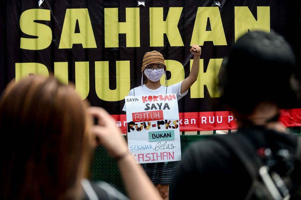 Para demonstran yang tergabung dalam Gerakan Masyarakat Sipil (Gemas) berdemonstrasi menuntut pengesahan RUU Penghapusan Kekerasan Seksual (Sekarang RUU TPKS) di depan Gedung DPR RI, Jakarta, Selasa (17/9). Mereka meminta DPR segera membentuk Tim Perumus RUU PKS dengan melibatkan masyarakat selama proses pembahasan RUU PKS.