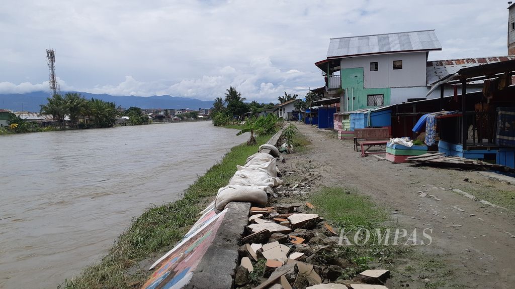 Ini salah satu kondisi di pinggir Sungai Palu, Kota Palu, Sulteng, Rabu (7/9/2022) yang menjadi salah satu titik meluapnya sungai ke permukiman warga.
