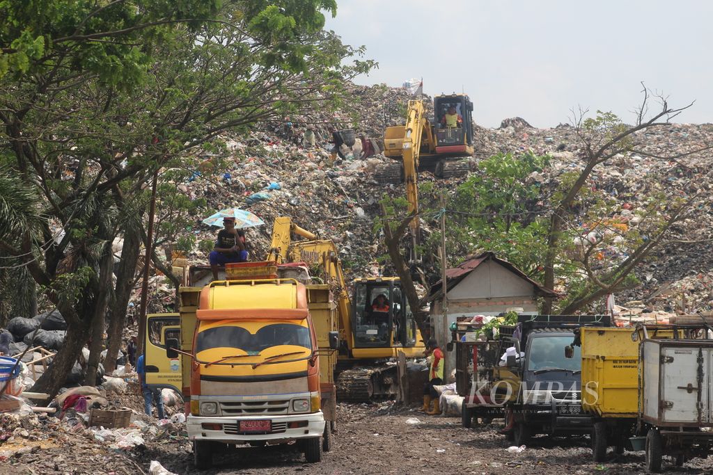 Aktivitas di Tempat Pemrosesan Akhir Sukawinatan Palembang, Sumatera Selatan, Kamis (25/8/2022). Di TPA ini ditampung sekitar 800 sampah ton per hari. Sebagian besar sampah merupakan sampah rumah tangga.
