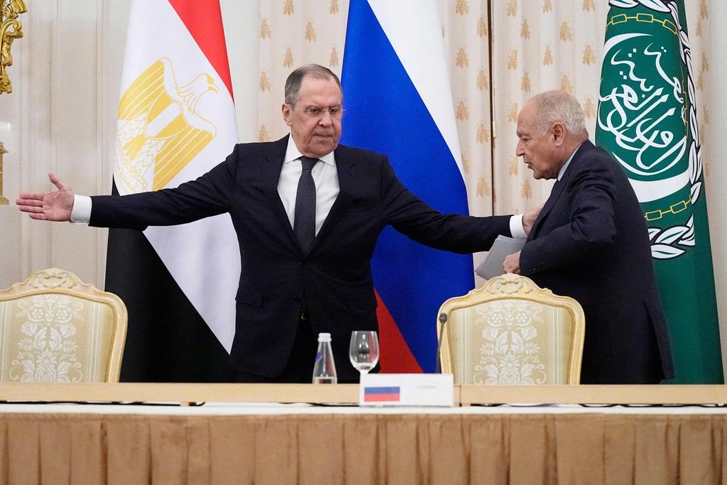 Menteri Luar Negeri Rusia Sergei Lavrov (kiri) dan Sekjen Liga Arab Ahmed Aboul Gheit saat hadir dalam konferensi pers seusai menggelar pembicaraan bersama dengan perwakilan negara-negara Liga Arab di Moskwa, Senin (4/4/2022).