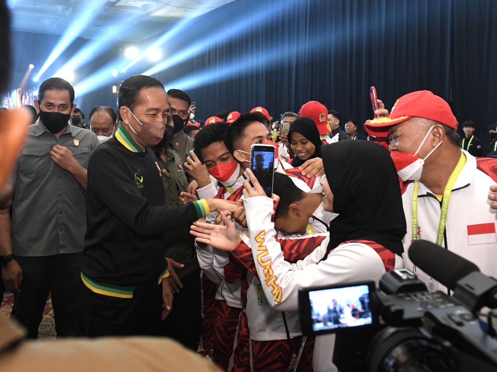 Presiden Joko Widodo menyapa sejumlah atlet yunior wushu Indonesia pada pembukaan Kejuaraan Dunia Wushu Yunior 2022 di ICE BSD, Kabupaten Tangerang, Banten, Senin (5/12/2022). Turnamen itu diikuti 807 peserta dari 60 negara dan dua wilayah, yakni Hong Kong dan Makau.