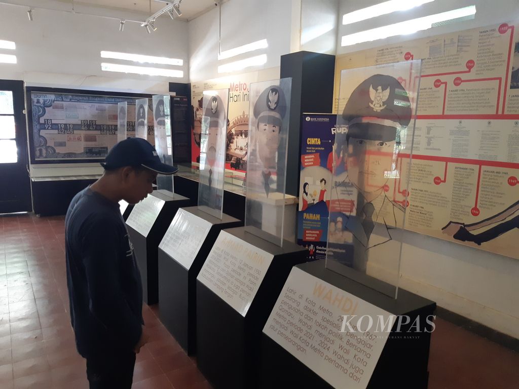 Pengunjung melihat koleksi Rumah Dokter atau Dokterswoning, salah satu bangunan cagar budaya di Kota Metro, Lampung, Sabtu (24/2/2024). Bangunan itu dimanfaatkan sebagai tempat edukasi sejarah bagi masyarakat.