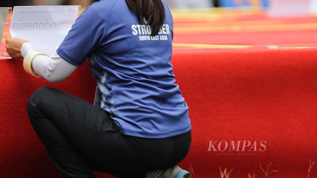 Petugas lapangan menyiapkan tulisan sebagai penanda tempat bertanding tim panahan putra Indonesia pada final nomor <i>recurve </i>beregu putra cabang panahan SEA Games Vietnam 2021 di National Training Sport Center, Hanoi, Vietnam, Rabu (18/5/2022). 