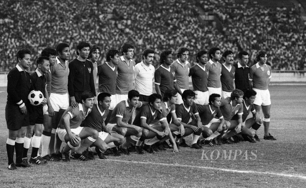 Tim PSSI foto bersama dengan tim Benfica Portugal sebelum pertandingan persahabatan di Stadion Utama Senayan Jakarta, September 1972.