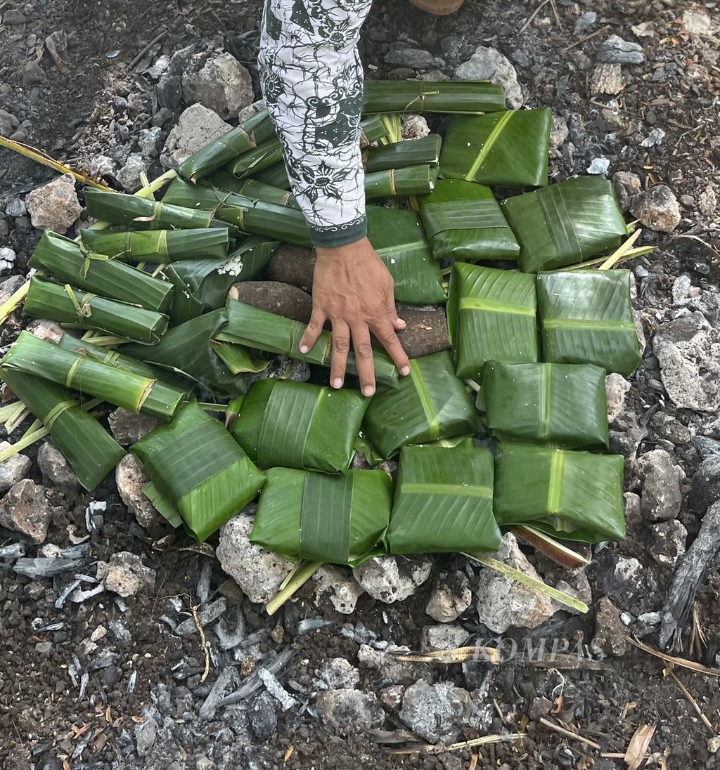 Tombole, merupakan teknik bakar batu dari Pulau Kaledupa, Sulawesi Tenggara. Bahan pangan yang dibuat tombole ini semuanya nonberas, terutama dari umbi-umbian <i>Dioscorea </i>dan singkong serta pisang.