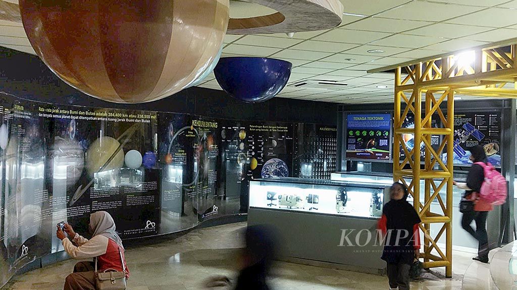  Ruang pamer yang berisi informasi mengenai benda-benda dan tata surya di Planetarium Jakarta, Kompleks Taman Ismail Marzuki, Jakarta, Jumat (6/4).