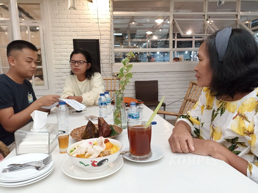 Pengunjung menikmati kuliner lokal, seperti mi gomak, ombus-ombus, hingga teh serai madu, di Piltik Coffee, Siborongborong, Kabupaten Tapanuli Utara, Sumatera Utara, Selasa (19/12/2023) malam. 