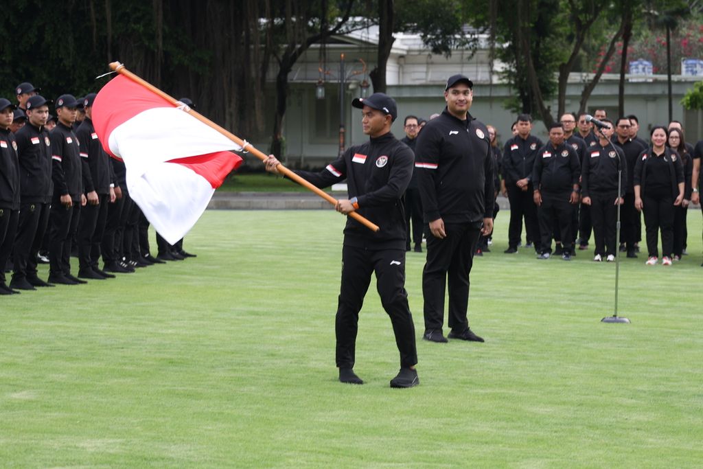 Ketua kontingen Indonesia pada Olimpiade Paris 2024 Anindya Bakrie mengibarkan bendera saat pelepasan kontingen Indonesia oleh Presiden Joko Widodo di halaman Istana Merdeka, Jakarta, Rabu (10/7/2024).