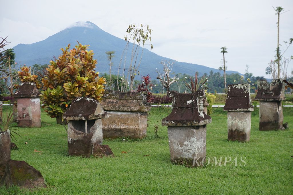 Jajaran waruga berdiri di area wisata budaya di kompleks Bendungan Kuwil Kawangkoan di Kecamatan Kalawat, Minahasa Utara, Sulawesi Utara, Rabu (18/1/2023). Waruga tersebut direlokasi dari lokasi awalnya sebelum proyek bendungan dimulai pada 2016.