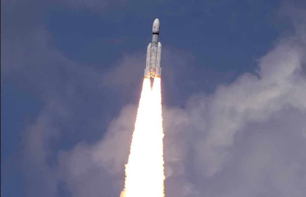 Roket peluncur Launch Vehicle Mark-3 (LVM3) yang membawa wahana antariksa Chandrayaan-3 di bagian atas atau cungkup roket bergerak membelah angkasa meluncur setelah sesaat sebelumnya meluncur dari Bandar Antariksa Satish Dawan, Sriharikota, selatan India, Jumat (14/7/2023).