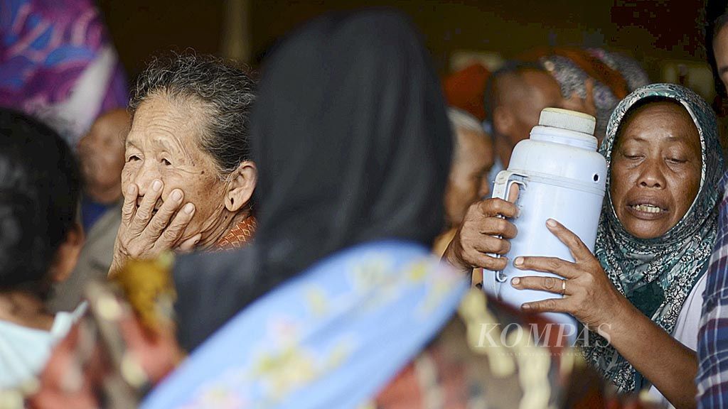 Warga korban  mengungsi di Balai Desa Pacarejo, Semanu, Gunung Kidul, DI Yogyakarta, Rabu (29/11). Sebanyak 2.500 warga desa itu  terkena bencana banjir akibat siklon tropis Cempaka.