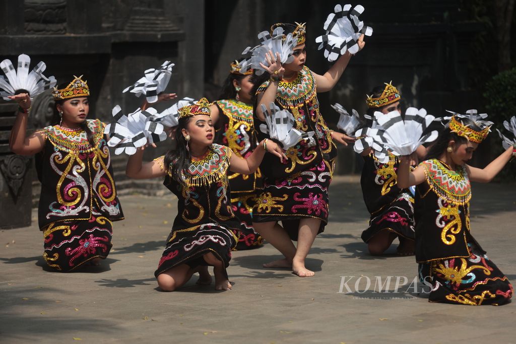 Peserta menampilkan tari Manggaro dalam lomba tari Nusantara di Rumah Budaya Nusantara Puspo Budoyo, Ciputat, Tangerang Selatan, Banten, Sabtu (29/7/2023).