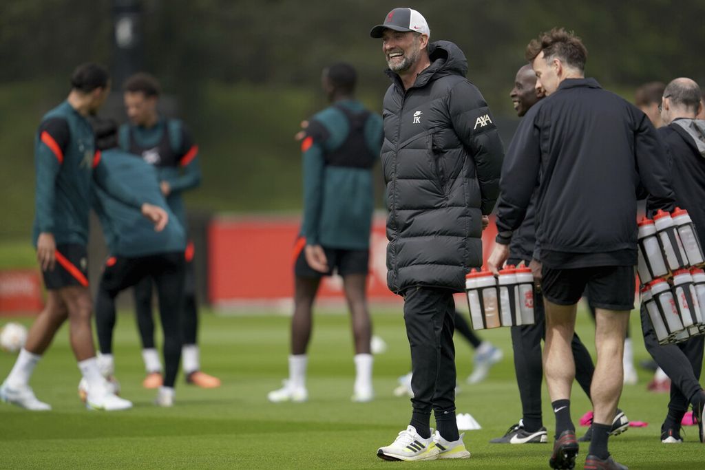 Manajer Liverpool Juergen Klopp tersenyum saat memimpin latihan tim di fasilitas latihan tim di Liverpool, Inggris, 25 Mei 2022. 