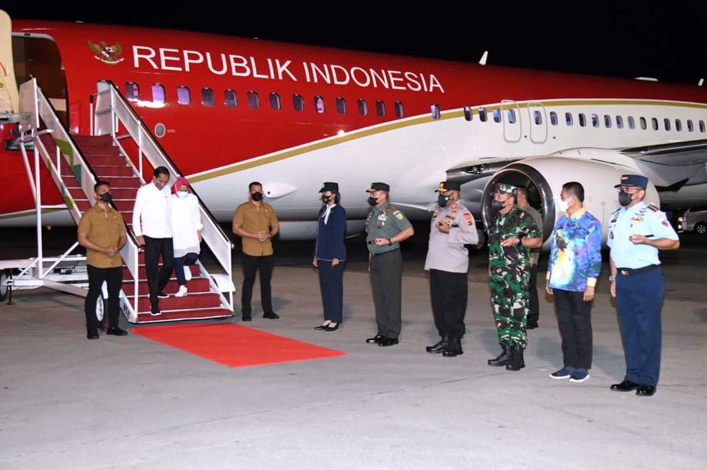 Setelah menempuh penerbangan selama kurang lebih lima jam dari Bandar Udara Halim Perdanakusuma, Jakarta, Presiden Joko Widodo dan Ibu Iriana Joko Widodo tiba di Bandar Udara Internasional Sentani, Kabupaten Jayapura, Selasa (30/8/2022) pukul 19.00 WIT.