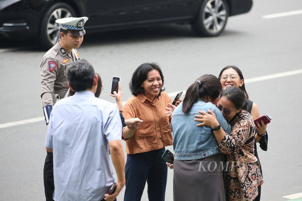 Umat kegirangan setelah berhasil menyaksikan secara langsung Paus Fransiskus saat bersama rombongan melalui Jalan Sudirman menuju Kedutaan Besar Takhta Suci Vatikan di kawasan Gambir, Jakarta, Selasa (3/9/2024). Paus melakukan perjalanan apostolik di Indonesia hingga Jumat (6/9/3024).