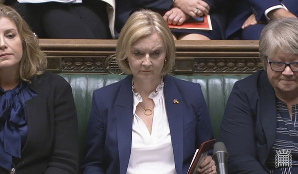 Dalam foto yang diambil dari tayangan video ini, tampak Perdana Menteri Inggris Liz Truss menyimak acara Prime Ministers Questions di Majelis Rendah Parlemen Inggris di London, Inggris, Rabu (7/9/2022). 