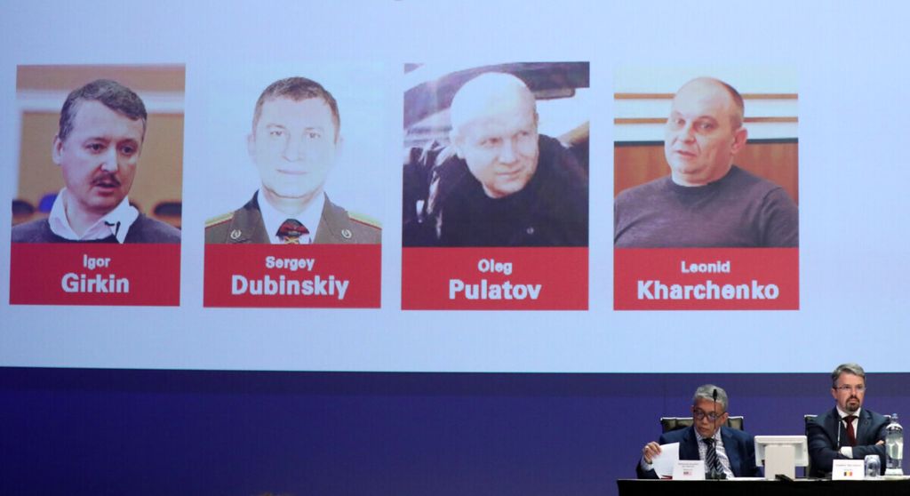 Warga Rusia, Igor Girkin, Sergey Dubinskiy, dan Oleg Pulatov, serta warga Ukraina, Leonid Kharchenko, didakwa terlibat dalam penembakan pesawat komersial Malaysia MH17, tampak dalam layar di ruang sidang di Nieuwegein, Belanda, 19 June 2019. Pengadilan Belanda, Kamis (17/11/2022), memvonis Girkin, Dubinskiy, dan Kharchenko dengan penjara seumur hidup dalam pengadilan <i>in absentia</i>. Pulatov dibebaskan. 